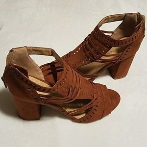 LIKE NEW. Mark & Maddux Suede Heel